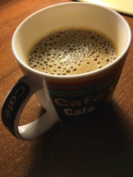 Filiżanka Kawy Stole Zbliżenie Atmosfera Pracy Mnóstwo Bąbelków — Zdjęcie stockowe