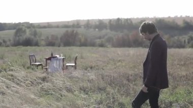 Siyahlar içinde düşünceli ve heyecanlı bir adam. Gergin ve endişeli. Depresyon ve kendini keşfetme. Orman ve açık alan