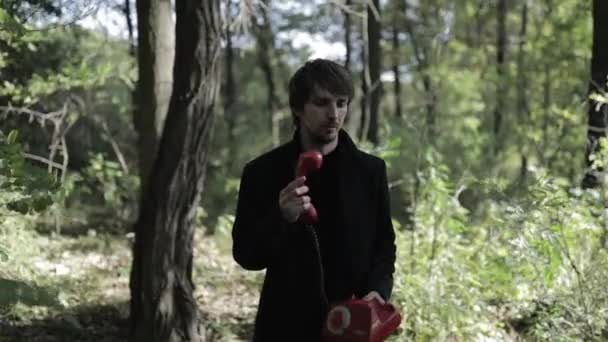 Ein Mann Schwarzen Mantel Telefoniert Wald Mit Einem Roten Oldtimer — Stockvideo