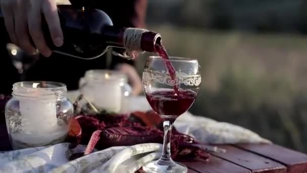 이잔에 포도주를 탁트인 의나무 붓는다 — 비디오
