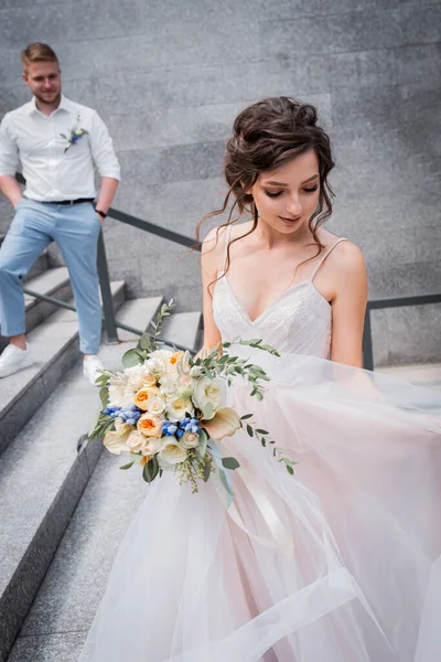 Casal Casamento Amoroso Belo Parque Dança Beija Noiva Feliz Noivo — Fotografia de Stock