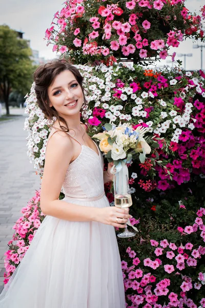 Ευτυχισμένη Νύφη Ένα Ποτήρι Σαμπάνια Και Ένα Μπουκέτο Λουλούδια Ζεστή — Φωτογραφία Αρχείου