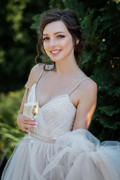 Šťastná Spokojená Nevěsta Sklenicí Šampaňského Kyticí Květin Horký Letní Den — Stock fotografie
