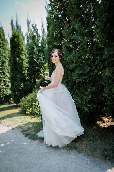 Glücklich Zufriedene Braut Mit Einem Glas Champagner Und Einem Blumenstrauß — Stockfoto
