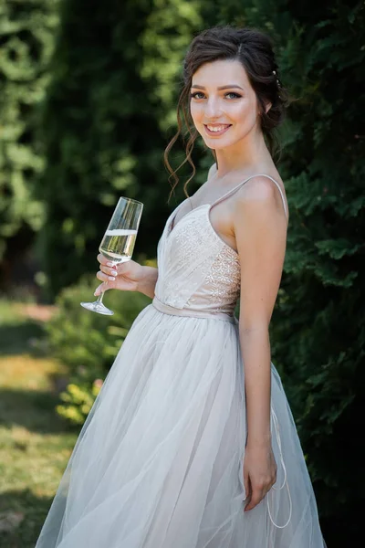 Felice Sposa Soddisfatta Con Bicchiere Champagne Mazzo Fiori Calda Giornata — Foto Stock