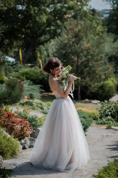 Šťastná Spokojená Nevěsta Sklenicí Šampaňského Kyticí Květin Horký Letní Den — Stock fotografie