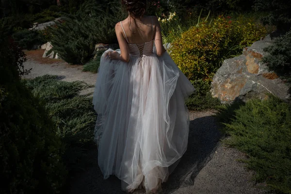 Vista Dal Retro Felice Sposa Soddisfatta Con Bicchiere Champagne Mazzo — Foto Stock