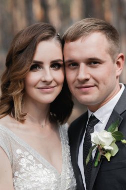 Parktaki düğün çifti. Avrupa görünümlü zarif bir gelin ve siyah takım elbiseli bir damat..