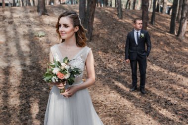 Parktaki düğün çifti. Avrupa görünümlü zarif bir gelin ve siyah takım elbiseli bir damat..