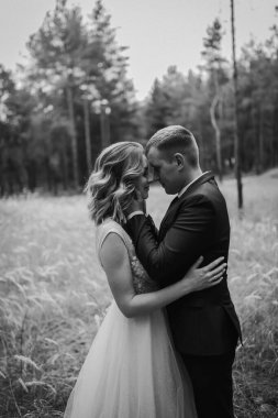 Parktaki düğün çifti. Avrupa görünümlü zarif bir gelin ve siyah takım elbiseli bir damat..