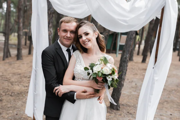 Casamento Parque Uma Noiva Elegante Aparência Europeia Noivo Terno Preto — Fotografia de Stock