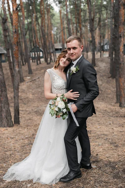 Svatební Pár Parku Elegantní Nevěsta Evropského Vzhledu Ženich Černém Obleku — Stock fotografie