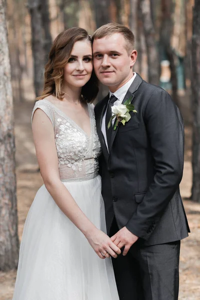 Casamento Parque Uma Noiva Elegante Aparência Europeia Noivo Terno Preto — Fotografia de Stock