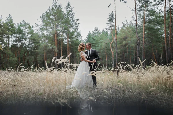 Casamento Parque Uma Noiva Elegante Aparência Europeia Noivo Terno Preto — Fotografia de Stock