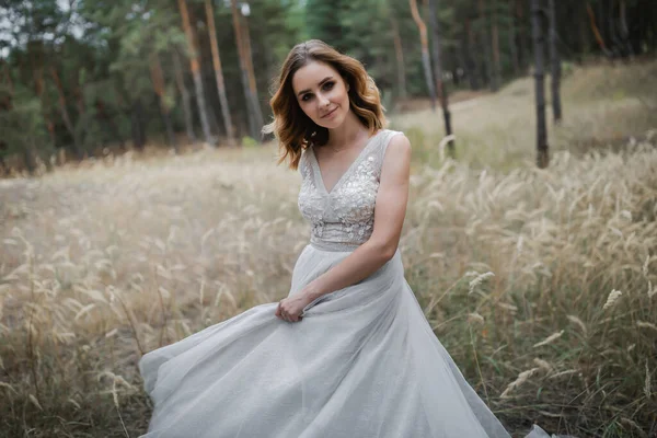 Eine Schöne Zufriedene Braut Einem Kiefernwald Posiert — Stockfoto