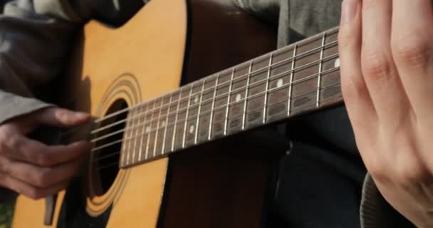 Κιθαρίστας Παίζει Την Ακουστική Κιθάρα Από Κοντά Ανοιχτός Αέρας — Αρχείο Βίντεο