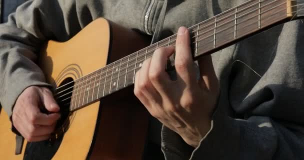 Gitarist Speelt Akoestische Gitaar Close Openlucht — Stockvideo
