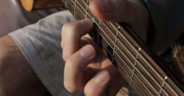 Gitarristen Spelar Den Akustiska Gitarren Närbild Utomhus — Stockvideo