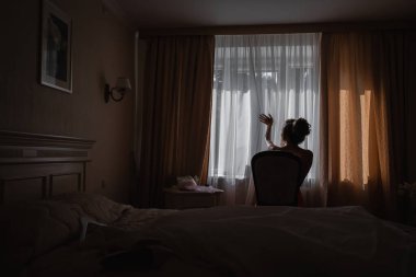 Penceredeki bir kızın silueti. Gelin, otelde toplanıyor. Çiçek buketi ve peçe. Gün batımında uluslararası bir düğünde sevgili bir çift. Asya görünümlü güzel sofistike gelin.