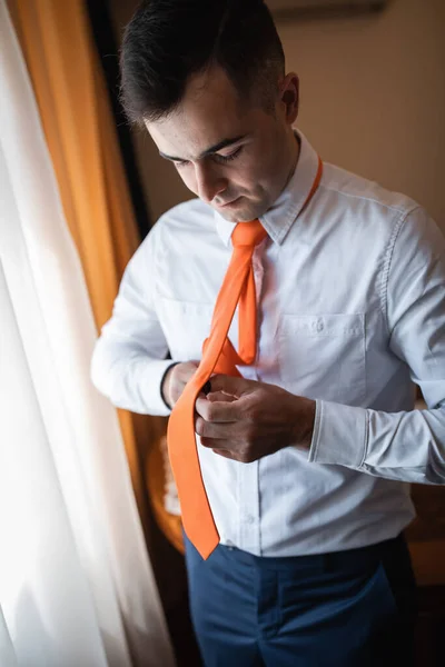 Fuerte Novio Varonil Aspecto Caucásico Día Boda Corbata Naranja Traje —  Fotos de Stock