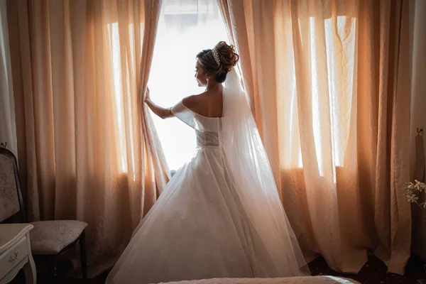 Brauttreffen Hotel Blumenstrauß Und Schleier Liebespaar Bei Einer Internationalen Hochzeit — Stockfoto
