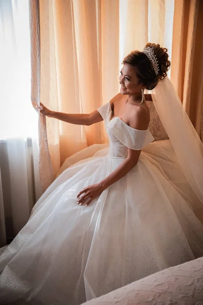 Brauttreffen Hotel Blumenstrauß Und Schleier Liebespaar Bei Einer Internationalen Hochzeit — Stockfoto