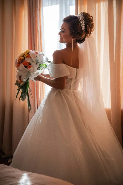 Brauttreffen Hotel Blumenstrauß Und Schleier Liebespaar Bei Einer Internationalen Hochzeit — Stockfoto