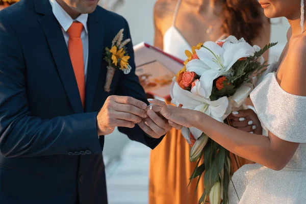 Любящая Пара Международной Свадьбе Закате Красивая Утонченная Невеста Азиатского Вида — стоковое фото