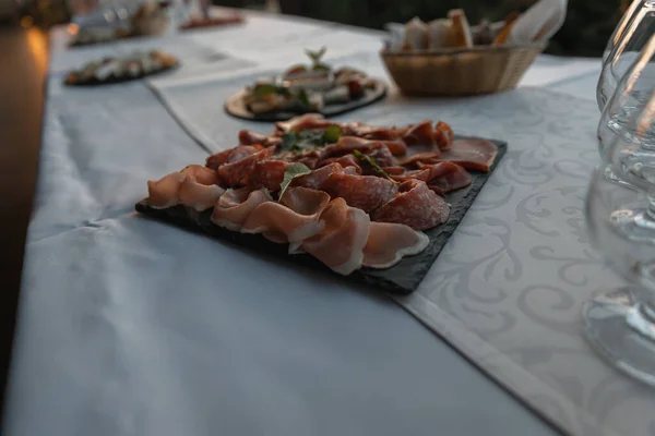 Cortes Carne Una Mesa Con Mantel Blanco Buffet Boda —  Fotos de Stock