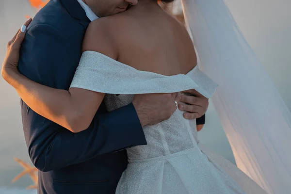 Coppia Amorevole Matrimonio Internazionale Tramonto Bella Sposa Sofisticata Aspetto Asiatico — Foto Stock