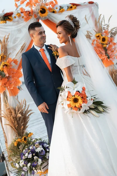 Casal Amoroso Num Casamento Internacional Pôr Sol Bela Noiva Sofisticada — Fotografia de Stock