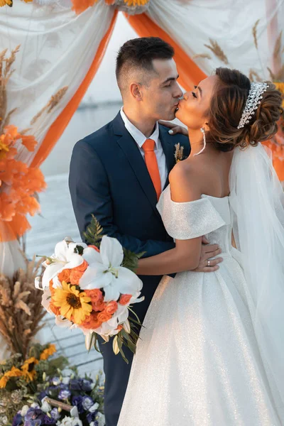 결혼식에 사랑하는 아시아의 아름다운 외모의 유럽의 아름다운 신랑을 합니다 복합적 — 스톡 사진