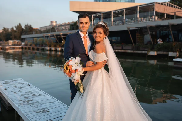 Gün Batımında Uluslararası Bir Düğünde Sevgili Bir Çift Asya Görünümlü — Stok fotoğraf