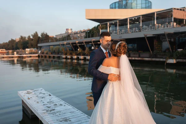 Casal Amoroso Num Casamento Internacional Pôr Sol Bela Noiva Sofisticada — Fotografia de Stock