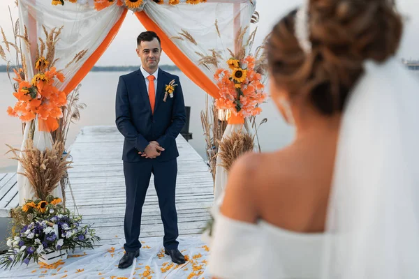 Casal Amoroso Num Casamento Internacional Pôr Sol Bela Noiva Sofisticada — Fotografia de Stock