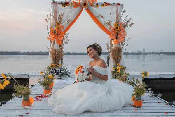 드레스를 아름다운 아시아인 신부는 포즈를 취한다 꽃다발 면사포 결혼식 장식은 — 스톡 사진