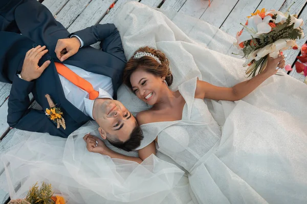결혼식에 사랑하는 아시아의 아름다운 외모의 유럽의 아름다운 신랑을 합니다 복합적 — 스톡 사진
