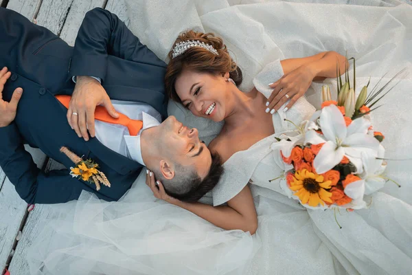 Casal Amoroso Num Casamento Internacional Pôr Sol Bela Noiva Sofisticada — Fotografia de Stock