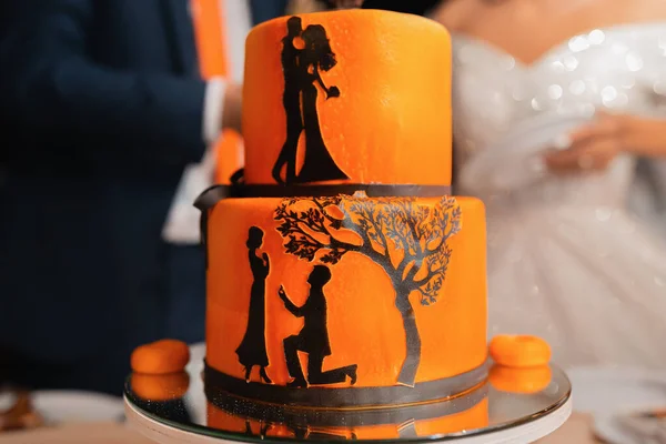 결혼식에 사랑하는 아시아의 아름다운 외모의 외모의 남성성 혼혈인 오렌지 케이크 — 스톡 사진