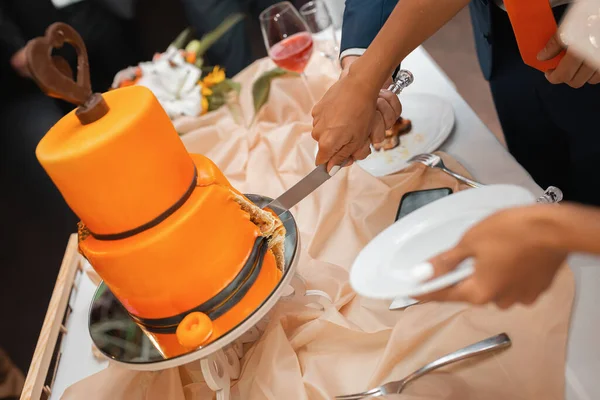 Una Pareja Cariñosa Una Boda Internacional Atardecer Hermosa Novia Sofisticada —  Fotos de Stock