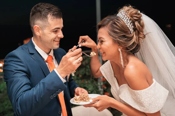 결혼식에 사랑하는 아시아의 아름다운 외모의 외모의 남성성 혼혈인 오렌지 케이크 — 스톡 사진