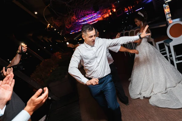 Danza Popular Tradicional Una Pareja Cariñosa Una Boda Internacional Atardecer — Foto de Stock