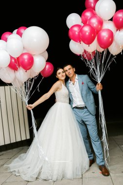 Ormanda yürüyüş için sevgili evlilik çifti. Gelinin güzel uzun bir duvağı ve siyah saçları var. Güneşli yaz günü