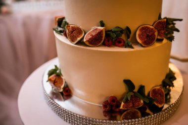 Taze meyveli üç katlı düğün pastası. İncir ve nane.