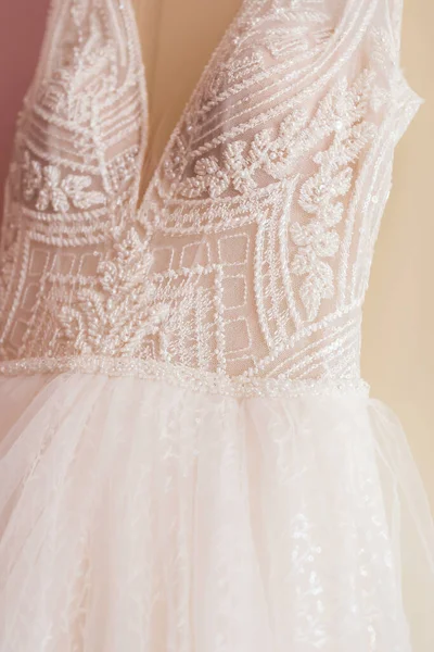 Hochzeitskleid Einem Leuchtend Rosa Raum — Stockfoto
