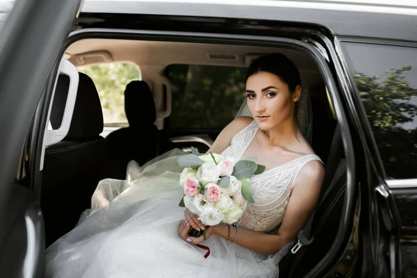 Liefdevol Bruidspaar Een Zwarte Auto Bruid Heeft Een Prachtige Lange — Stockfoto