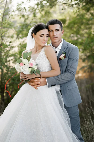 Casal Amor Floresta Para Uma Caminhada Noiva Tem Lindo Véu — Fotografia de Stock