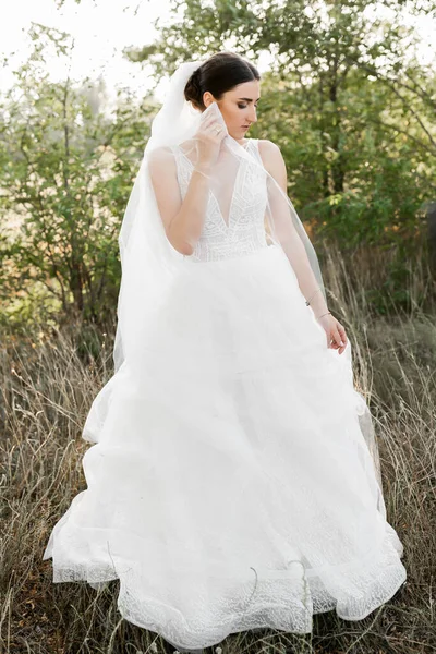 Noiva Feliz Com Véu Longo Bonito Buquê Casamento — Fotografia de Stock