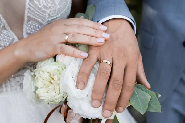 Руки Кольцами Крупного Плана Любящая Супружеская Пара Лесу Прогулку Невесты — стоковое фото