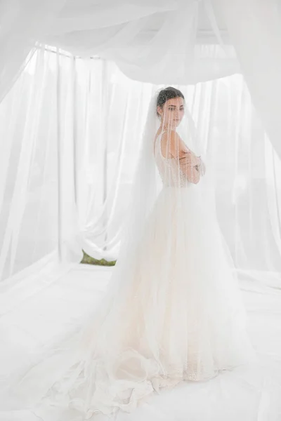 Noiva Feliz Com Véu Longo Bonito Buquê Casamento Cortinas Brancas — Fotografia de Stock